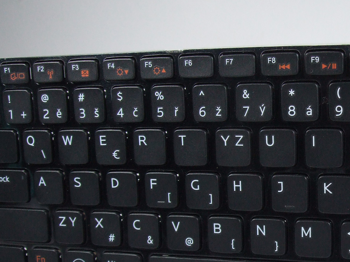 9GJKD DELL Vostro V131 V1450 česká klávesnice